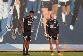 Gil e Fábio Santos devem estar no time titular do Corinthians nesta quarta-feira (Foto: Rodrigo Coca/Ag. Corinthians)