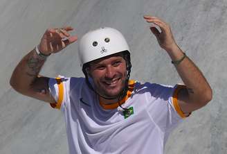 Pedro Barros conquista a prata no skate park em Tóquio