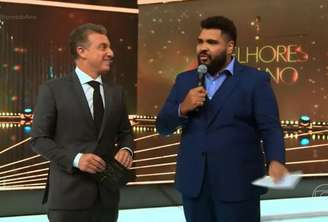 Luciano Huck dividiu os comentários com Paulo Vieira no 'Melhores do Ano'