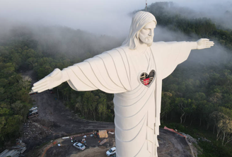 Estátua do Cristo Protetor, em Encantado (RS), tem 43,5 metros de altura