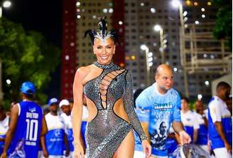 A apresentadora está participando da festa do centenário da Portela