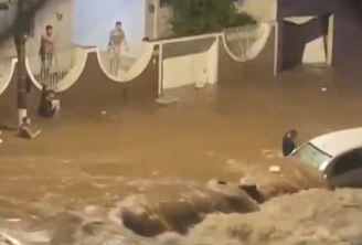 Mulher é levada por correnteza durante temporal em Campinas