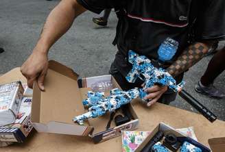 Armas e bolinhas em gel vendidas por ambulantes na Ladeira Porto Geral, na região da Rua 25 de Março, no centro de São Paulo. 