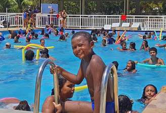 Crianças do morro Santa Marta, no Rio de Janeiro,dia do esportistaatividade da colônia de férias exercendo o direito à cidade e ao lazer.