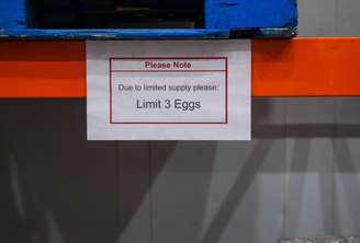 Supermercados nos EUA estão limitando a venda de ovos por pessoa