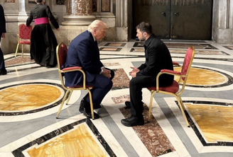 Trump e Zelensky conversam dentro da Basílica de São Pedro 