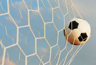 Bola de futebol na rede