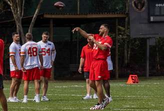 Travis Kelce lembrou tempos de quarterback durante treinamento dos Chiefs.