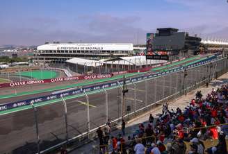 Torcedores assistem ao GP de São Paulo