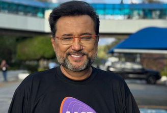 Geraldo Luis usando camisa do Teleton, nos estúdios do SBT