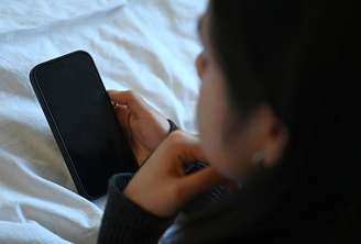 Mulher utilizando o celular