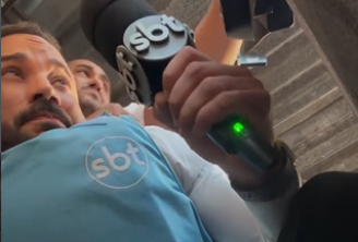 Bruno Assunção se filmou agachado em meio ao tiroteio