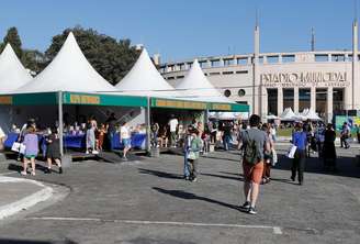 A Feira do Livro acontece, em 2026, entre os dias 30 de maio e 7 de junho na praça Charles Miller