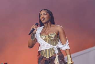 IZA retorna ao BBB e se apresenta na festa de sábado.