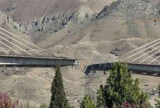 Ponte destruída após ataque dos Estados Unidos contra o Irã