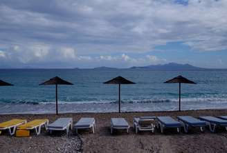 Espreguiçadeiras na Ilha de Kos ficam na frente para o mar