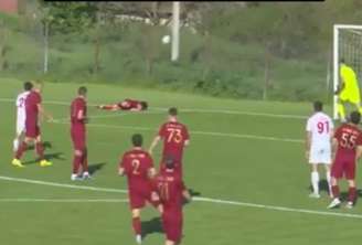 Jogador do Real Sireti caído na linha de fundo fez um gol contra bizarro para o Oguzsport, na Moldávia – Reprodução de vídeo