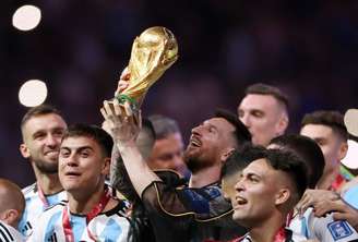 Lionel Messi segura a taça da Copa do Mundo 