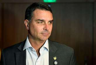 Flávio Bolsonaro, de terno e camisa