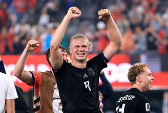 Erling Haaland comemora com torcida após vitória da Noruega sobre Senegal pela Copa do Mundo de 2026 