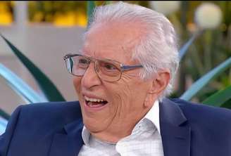 Carlos Alberto de Nóbrega em foto de 2024; apresentador está preocupado com renovação de seu contrato para 'A Praça É Nossa', no SBT