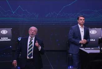 Circulação de Flávio Bolsonaro para trás de Lula interrompe debate e gera furdúncio na plateia