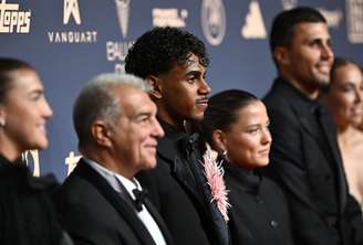 Yamal em cerimônia da Bola de Ouro (Photo by Gareth Cattermole/Getty Images)