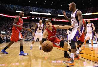 Blake Griffin cai durante a derrota dos Clippers para os Suns