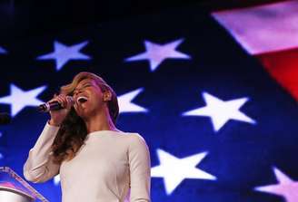 Beyoncé canta o hino nacional dos EUA durante entrevista antes do Super Bowl, nesta quinta-feira, quando ela admitiu que dublou o hino na posse do presidente Barack Obama