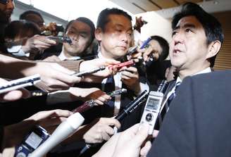 Primeiro-ministro Shinzo Abe é cercado por jornalistas após deixar a reunião