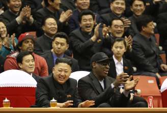 Kim Jong-Un e Dennis Rodman assistem lado a lado a jogo do Harlem Globetrotters em Pyongyang