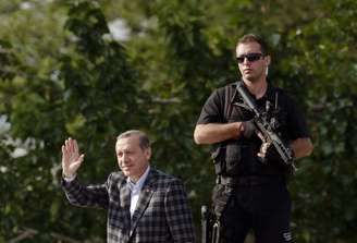 <p>O premiê turco, Recep Tayyip Erdogan, acena a apoiadores após a chegada a Ancara</p>
