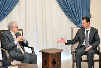 Assad (dir.) conversa com Lakhdar Brahimi, em Damasco