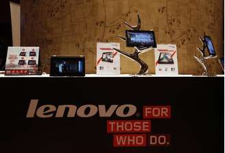 <p>Tablets e dispositivos móveis da Lenovo expostos durante uma coletiva de imprensa em Hong Kong</p>