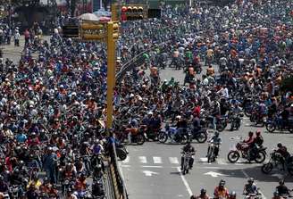 <p>Centenas de venezuelanos foram às ruas protestar contra medida do governo</p>