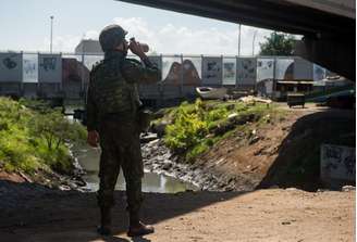 <p>Polícia ocupou favelas do Complexo da Maré</p>