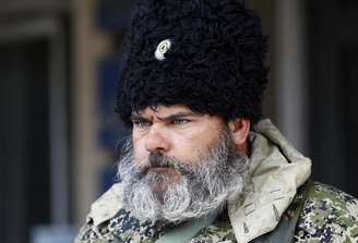 <p>Um homem armado pró-Rússia perto do gabinete do prefeito em Slaviansk, nesta segunda-feira. Cidades no leste da Ucrânia preparam para uma ação militar das forças governamentais do país</p>