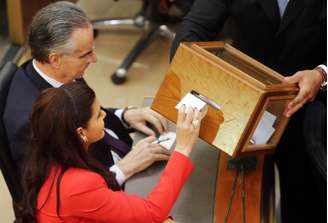 <p>Membros do parlamento depositam os seus votos para eleger o novo presidente libanês, no último dia 23. Eleição não foi concluída</p>