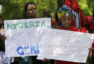 <p>Manifestantes realizaram uma passeata em apoio às meninas sequestradas pela Boko Haram</p>