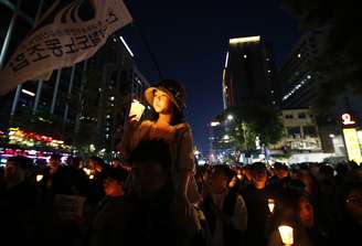 <p>Milhares protestam em Seul contra o governo após afundamento da embarcação Sewol</p>