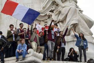 <p>Grupo de jovens participou de uma manifestação contra o partido de estrema-direita francês Frente Nacional, em Paris</p>
