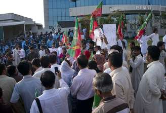 Paquistaneses protestam contra canal de TV Geo News, em maio, que teve contrato suspenso por governo do país nesta sexta-feira