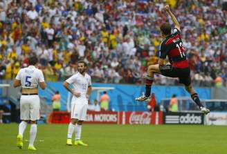 <p>Müller comemora quarto gol nesta Copa do Mundo, o primeiro da Alemanha contra os Estados Unidos, na Arena Pernambuco. </p>