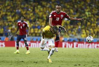 <p>Neymar em lance com colombiano Camilo Zúñiga, que deu uma joelhada no brasileiro durante partida em Fortaleza que o deixou fora da Copa </p>