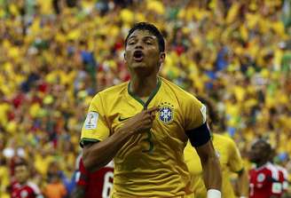 <p>Thiago Silva comemora gol marcado contra a Colômbia em Fortaleza, pelas quartas de final da Copa</p>
