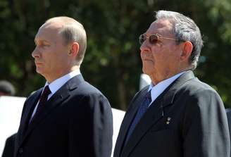 <p>Presidente russo, Vladimir Putin, e seu colega cubano, Raúl Castro participam de uma cerimônia de homenagem a combatentes, nesta sexta-feira, 11 de julho, em Havana, Cuba</p>