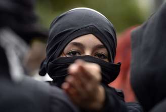 <p>Manifestante mascarada em protesto neste ano, em São Paulo</p>