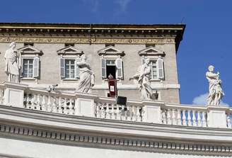 Papa Francisco comanda a oração do Angelus, no domingo, na Praça de São Pedro, no Vaticano. 16/11/2014