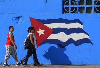 Cubanos caminham em Matanzas, no centro do país, a leste de Havana. 09/02/2013