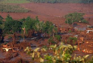 Duas barragens pertencentes à mineradora Samarco se romperam na tarde desta quinta-feira (5), no distrito de Bento Rodrigues, zona rural a 23 quilômetros de Mariana, em Minas Gerais, e inundaram a região com lama, rejeitos sólidos e água usados no processo de mineração